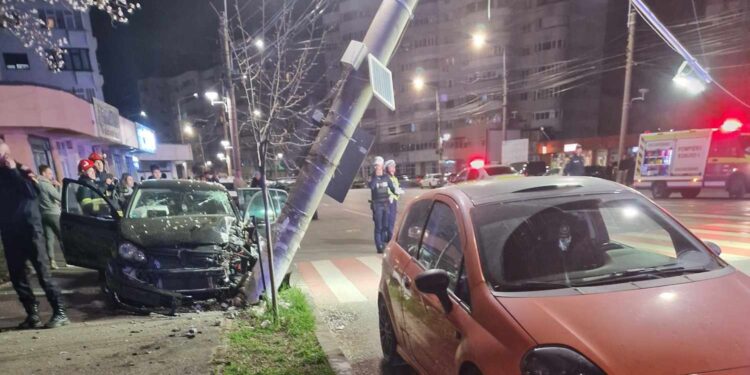 A intrat cu mașina într-un stâlp aflat în zona trecerii de pietoni de pe Bulevardul Dorobanților, la intersecție cu strada Tineretului