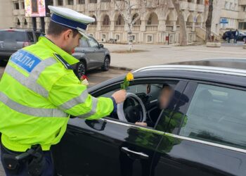 Flori pregătite de polițiști pentru participantele la trafic
