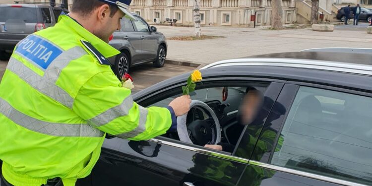 Flori pregătite de polițiști pentru participantele la trafic