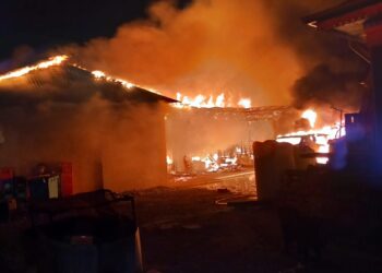 Incendiu la un magazin, o anexă, un autoturism și un tractor din localitatea Sălcioara, județul Buzău