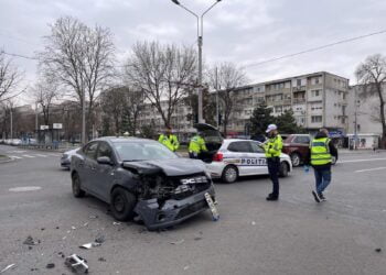 Accident pe Bulevardul Independenței. O mașină s-a răsturnat și a lovit o femeie care se afla pe trotuar