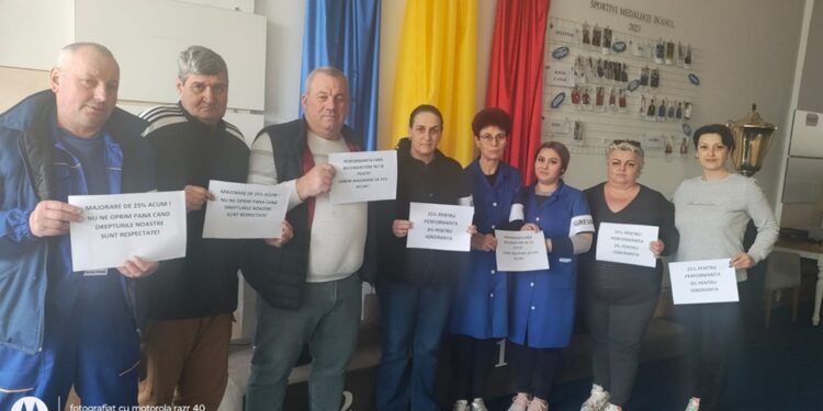 Angajații DJST Brăila și cei ai Clubului Sportiv Municipal au început protestele. Ei cer o majorare salarială de 25% 14 Angajații DJST Brăila și cei ai Clubului Sportiv Municipal au început protestele. Ei cer o majorare salarială de 25%
