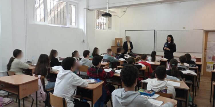 Polițiștii de la Biroul Siguranța Școlară și de la Biroul Proximitate au desfășurat o serie de activități în unitățile de învățământ și zona adiacentă acestora