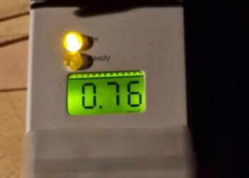 A fugit de polițiști și a abandonat mașina, dar polițiștii l-au prins și au aflat motivul fugii. Avea o alcoolemie de 0,76 mg/l alcool pur în aerul expirat