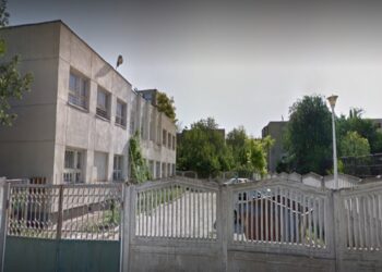 Bunică agresoare. Cinci minori agresați fizic și psihic de femeia de 69 de ani