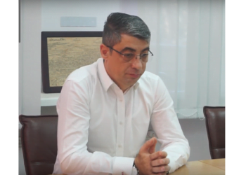 Și se jură că nu fură, deși-i prins cu rața marcată-n gură