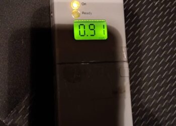 Duminică seara, doi conducători auto au fost depistați de polițiști cu alcoolemii de peste 0.9 mg/l alcool pur în aerul expirat