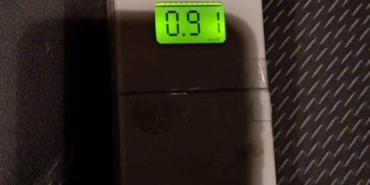 Duminică seara, doi conducători auto au fost depistați de polițiști cu alcoolemii de peste 0.9 mg/l alcool pur în aerul expirat