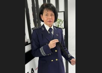 O polițistă care își desfășoară activitatea la Inspectoratul General pentru Imigrări donează periodic păr pentru femeile diagnosticate cu afecțiuni oncologice