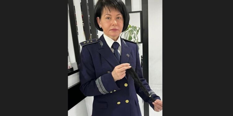 O polițistă care își desfășoară activitatea la Inspectoratul General pentru Imigrări donează periodic păr pentru femeile diagnosticate cu afecțiuni oncologice