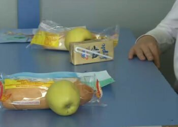 Din 11 martie, preșcolarii și elevii din învățământul primar și gimnazial din Brăila vor primi săptămânal 2 porții de fructe, 3 porții de lapte, 2 porții produse lactate (iaurt) și 5 porții de produse de panificație
