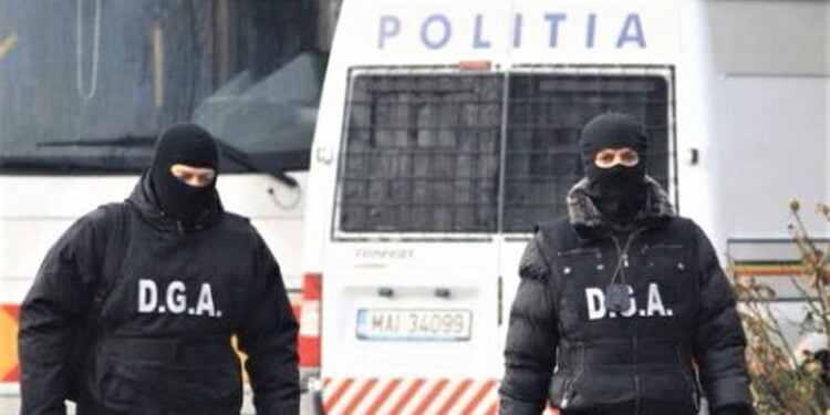 Buzău/Un inspector ITM și un administrator de societate comercială, arestați preventiv pentru luare, respectiv dare de mită. Au încercat să “mușamalizeze” un accident de muncă soldat cu decesul unei persoane 14 Conducător auto reținut după ce polițiștii au denunțat faptul că le-a promis drept mită 3.000 de lei și 30.000 de euro