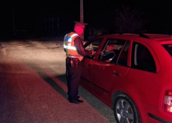 Le-a spus polițiștilor că nu are permisul de conducere la el, dar fiind verificat în bazele de date, polițiștii au stabilit faptul că are exercitarea dreptului de a conduce suspendată