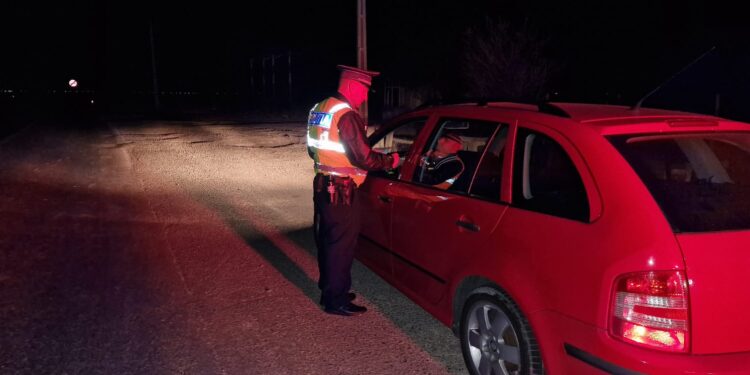 Le-a spus polițiștilor că nu are permisul de conducere la el, dar fiind verificat în bazele de date, polițiștii au stabilit faptul că are exercitarea dreptului de a conduce suspendată