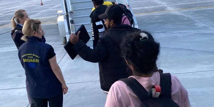 17 străini împotriva cărora au fost emise decizii de returnare de pe teritoriul României au fost îndepărtați sub escortă de polițiștii de imigrări din cadrul centrelor de cazare a străinilor luați în custodie publică