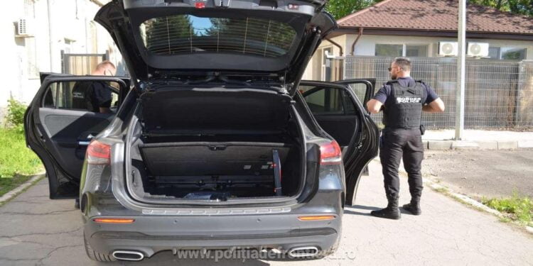 Autoturism de lux furat din Regatul Unit, descoperit de polițiștii de frontieră la scurt timp de la introducerea semnalării