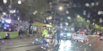 Pieton care traversa neregulamentar, luat în plin de un autoturism pe Calea Călărașilor