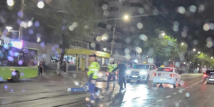 Pieton care traversa neregulamentar, luat în plin de un autoturism pe Calea Călărașilor