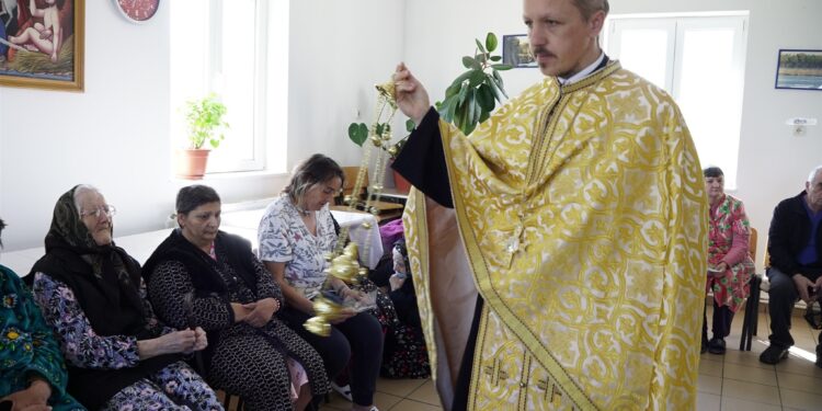 Rugăciuni şi daruri pentru vârstnicii de la Centrul social din localitatea Baldovineşti