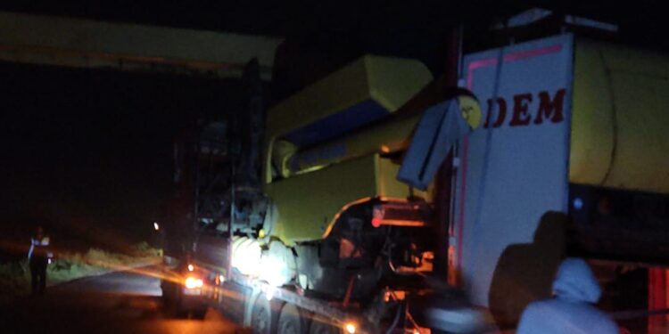 Un autocamion a lovit limitatorul de înălțime de pe DN2B, la intrarea în localitatea Lacu Sărat