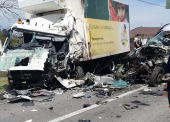 Impact frontal între două autoutilitare pe DN2B. Traficul este blocat