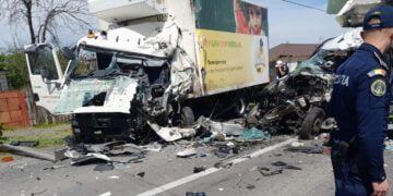 Impact frontal între două autoutilitare pe DN2B. Traficul este blocat