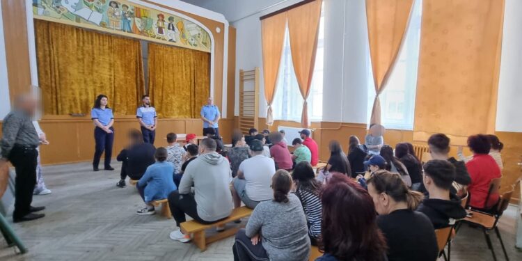 Activități ale polițiștilor și jandarmilor adresate elevilor și cadrelor didactice ale Școlii Gimnaziale ”Nikos Kazantzakis” Brăila, în cadrul Proiectului educațional ”EXMATRICULĂM VIOLENȚA”