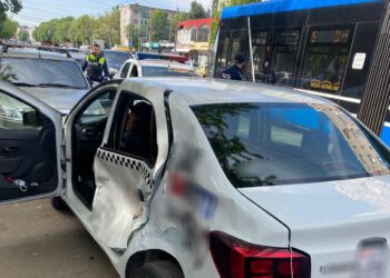 Un taximetrist a uitat că pe Bulevardul Dorobanților mai circulă și tramvaiul
