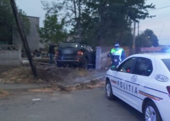 Având permisul suspendat, a fugit când polițiștii i-au făcut semnalul de oprire. S-a oprit în gardul de beton al unei societăți comerciale