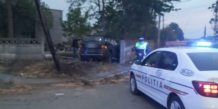 Având permisul suspendat, a fugit când polițiștii i-au făcut semnalul de oprire. S-a oprit în gardul de beton al unei societăți comerciale