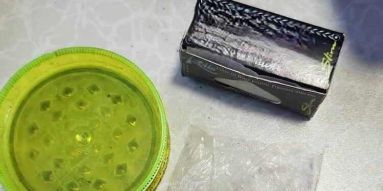 Vindeau canabis și cocaină către consumatori din județul Brăila, cu sume de 60 de lei, respectiv 100 euro pentru o doză