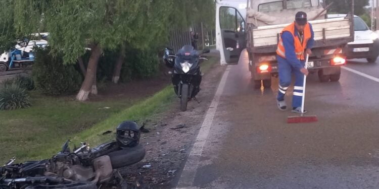 Accident pe DN25, în interiorul localității Șendreni, din județul Galați, în care au fost implicate un autoturism și un motociclu