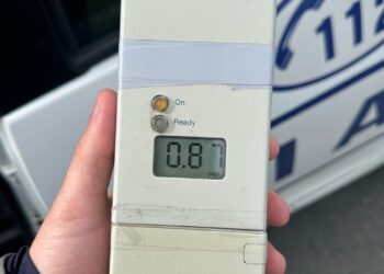 Alcoolul i-a dat curaj să se urce la volan deși avea permisul anulat