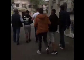 Doi tineri arestați preventiv după ce au tâlhărit o femeie