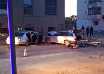 Accident cu victime în această dimineață în municipiul Tecuci. Șoferul vinovat ar fi consumat alcool și a pierdut controlul volanului, intrând pe sensul opus de mers