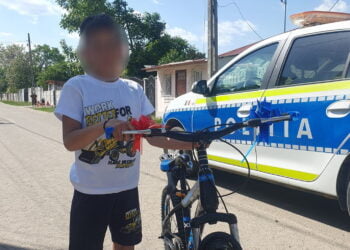 Cadouri de Paște oferite de polițiști unei familii cu 7 copii din comuna Șuțești