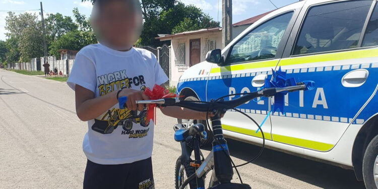 Cadouri de Paște oferite de polițiști unei familii cu 7 copii din comuna Șuțești