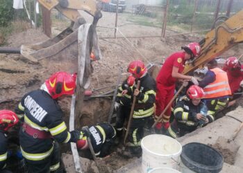 Trei muncitori prinși sub pământ după surparea malului unde efectuau lucrări de racordare la rețeaua de canalizare pe Șoseaua Râmnicu-Sărat