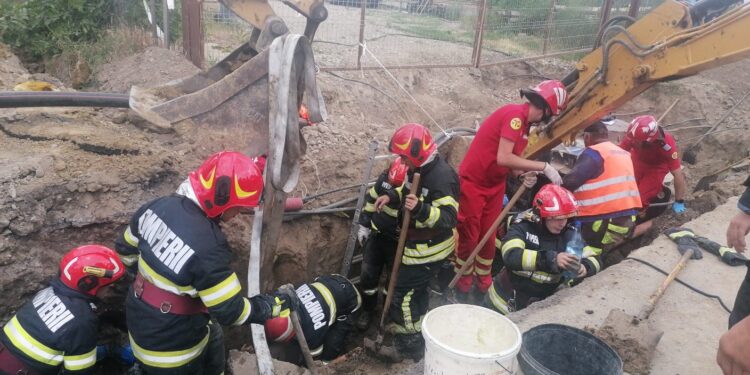 Trei muncitori prinși sub pământ după surparea malului unde efectuau lucrări de racordare la rețeaua de canalizare pe Șoseaua Râmnicu-Sărat