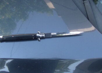 A venit la locul de joacă pentru copii cu un cuțit tip briceag