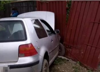 Fără permis de conducere și cu o alcoolemie de 0,75 mg/l alcool pur în aerul expirat, a intrat cu mașina în gardul unei locuințe din Șuțești. În plus, mașina pe care o conducea avea numere false