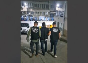 Reținut de polițiști și apoi arestat preventiv pentru tâlhărie