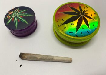 Surprinși de jandarmii brăileni având asupra lor o țigară, confecționată artificial, și două „grindere”
