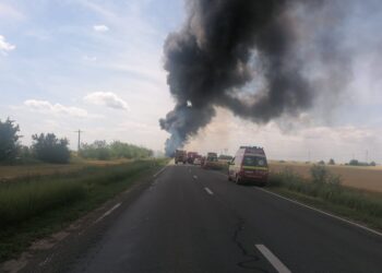 Accident urmat de incendiu pe DN2B. Circulația este blocată