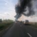 Accident urmat de incendiu pe DN2B. Circulația este blocată