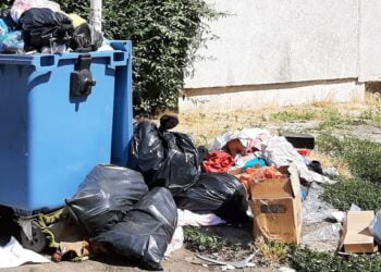Protest al unui brăilean sătul să stea cu gunoiul în fața casei, neridicat de circa două săptămâni: el a dus un sac cu gunoi la Primărie și l-a lăsat acolo