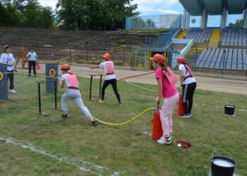 Echipajul Școlii din Vădeni, la fete, și al LPS Brăila, la băieți sau mixte, au câștigat faza județeană a concursului cercurilor tehnico-aplicative de elevi “Prietenii pompierilor”