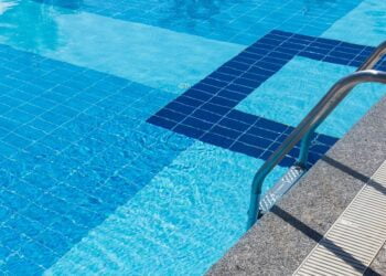 Laura Iusein îi bate obrazul directorului CUP Dunărea Brăila, Silviu Mangiurea (PSD): „Brăilenii îți plătesc factura, ca să faci baie în piscină! Demisia!”