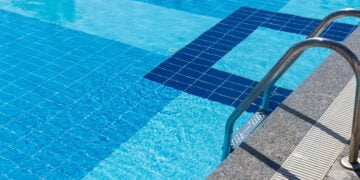 Laura Iusein îi bate obrazul directorului CUP Dunărea Brăila, Silviu Mangiurea (PSD): „Brăilenii îți plătesc factura, ca să faci baie în piscină! Demisia!”