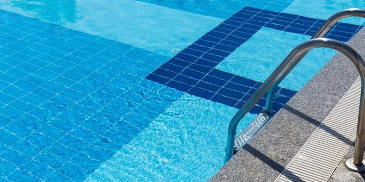 Laura Iusein îi bate obrazul directorului CUP Dunărea Brăila, Silviu Mangiurea (PSD): „Brăilenii îți plătesc factura, ca să faci baie în piscină! Demisia!”